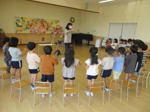 2くみ　先生の話をきいています