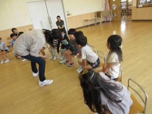 2くみ　先生に名前を伝えています