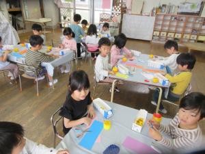 先生の話を聞いている