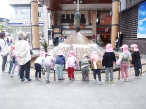 ぞう組お散歩噴水前