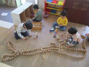 積み木でドミノをしている