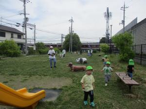 公園でかけっこをしている