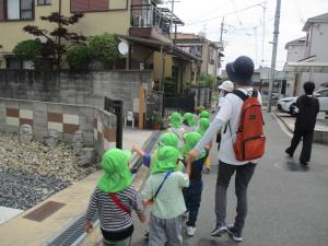 遠足で歩いているところ