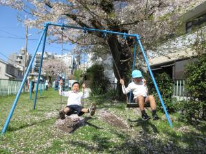 公園のブランコであそびました