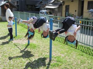 公園の鉄棒であそびました