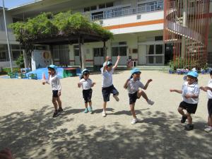 4歳児を迎える会で体操しました