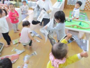 新聞紙遊びを始めたところ