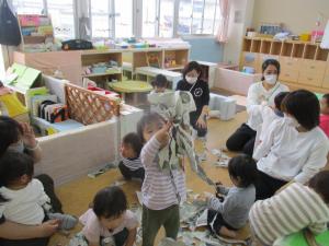 新聞を触っているところ