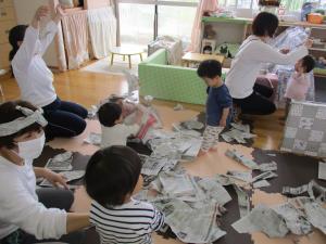 新聞遊びを楽しむ様子