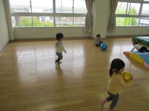 ボールで遊んでいる姿