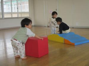 箱を押して遊んでいる姿