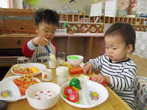男の子と女の子がおままごとをしている所