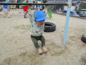 鉄棒をする姿