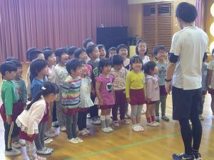 4,5歳児が体操の先生の話を聞いています
