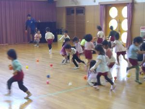 4,5歳児が楽しんでカラーボールを拾っています