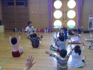 4,5歳児がバランス遊びをしています