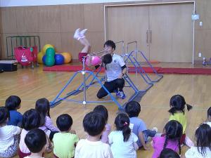 4,5歳児が鉄棒のやり方を教えてもらっています
