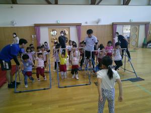 4,5歳児がみんなで鉄棒にチャレンジしています