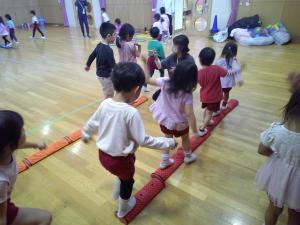 4,5歳児が一本橋を渡っています