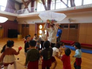 4,5歳児がみんなで楽しく玉入れをしています