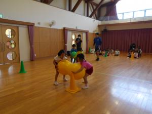 ピーナツボールを友達と運んでいます