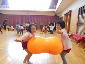 ピーナツボールを友達とお腹ではさんで競争しました