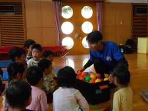 3歳児が体操の先生とボール遊びをします