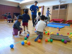 3歳児がボールを一生懸命拾いました