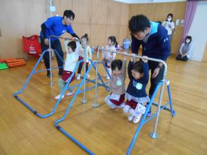 3歳児の鉄棒の様子