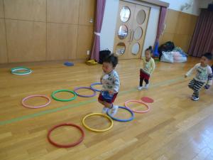3歳児フープ遊び