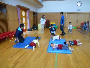 3歳児がマットを転がっています