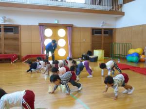 3歳児クマ歩き