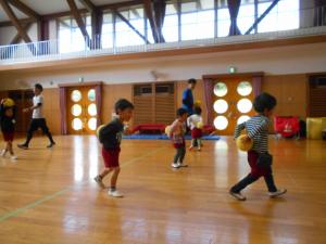 3歳児ボールで遊ぶ