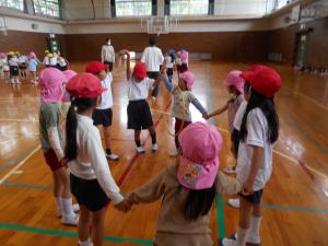 フープリレーをする子ども達