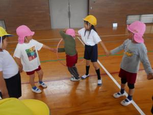 フープを通す子ども達
