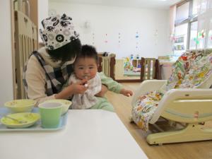 離乳食の場面