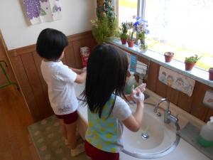 5歳児が手洗いをしています