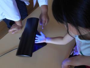 手にライトを当てている5歳