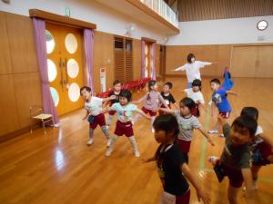3歳児が体を揺らしています
