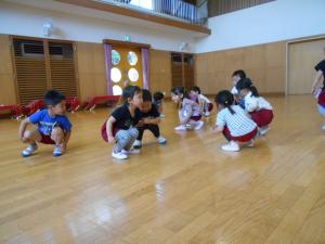 3歳児が小人の国に行って歩いています