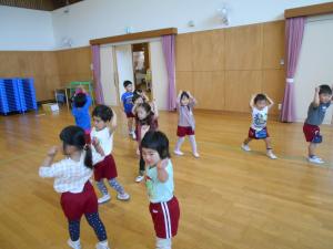 3歳児傘を差しながら歩いています