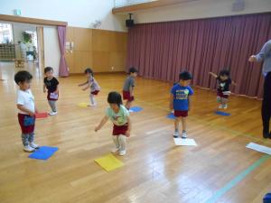 3歳児がカラーボードの水溜まりジャンプをしています