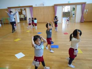 3歳児がカタツムリになって歩いています