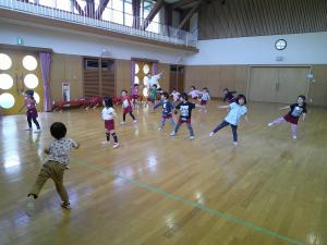 4歳児が体を揺らしています