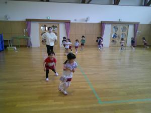 4歳児がピアノに合わせて小走りしています