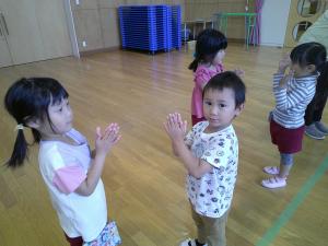 4歳児が友達と手合わせしています