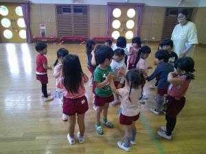 4歳児がリズムに合わせて手合わせしています