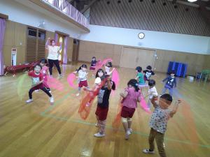 4歳児がスカーフを揺らしています