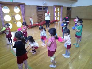 4歳児がスカーフで花を咲かせています