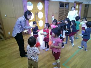 4歳児がスカーフの花を交換しています